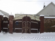 Дом с просторным двором,  садом и гаражом в Харцызске.  